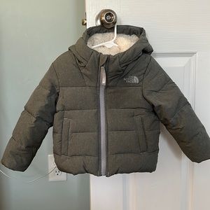 Toddler boys Northface insulated jacket size 2T great condition!Barely even worn